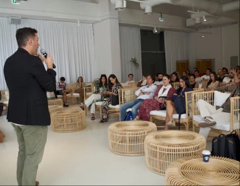 Miembros de The Boom Club conversando durante un encuentro presencial